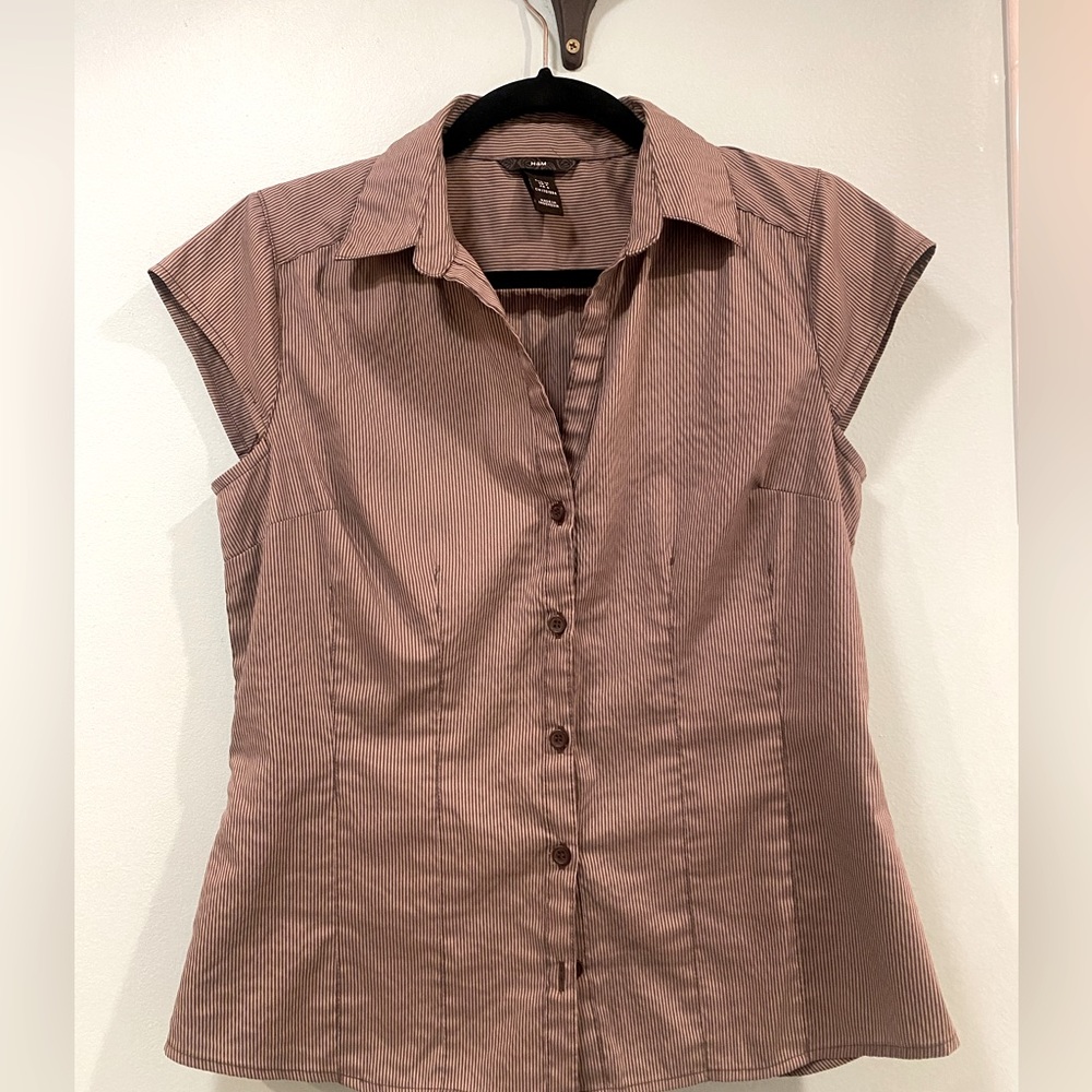 H & M button up short sleeve shirt. Capped sleeves. Size 8. Good condition.